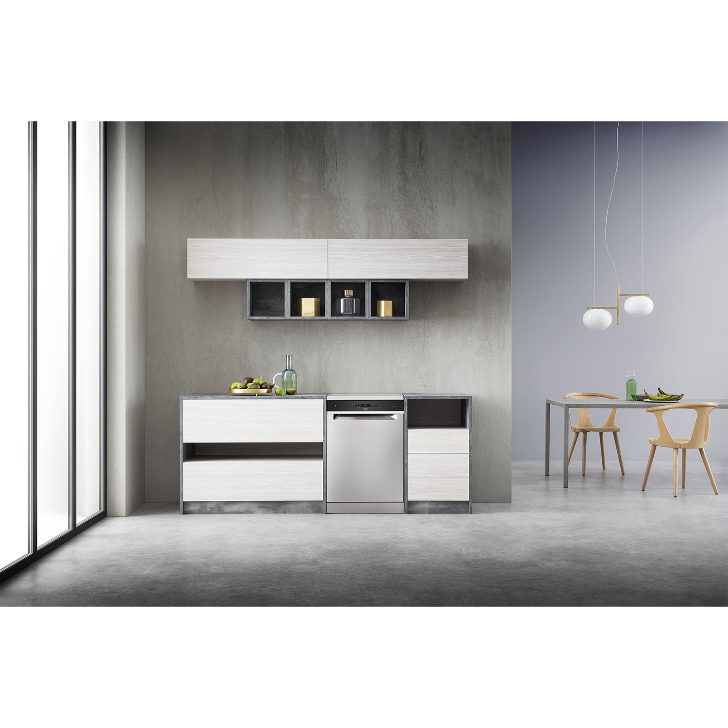 Una cucina moderna con lavastoviglie in acciaio inox, armadi e una zona pranzo con sedie e tavolo.