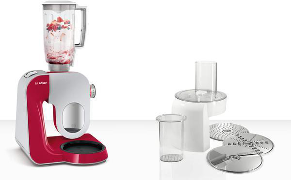 Ein rot-weißer Foodprozessor mit Zubehör. Mixer oben. Schneidklingen und Behälter sichtbar.