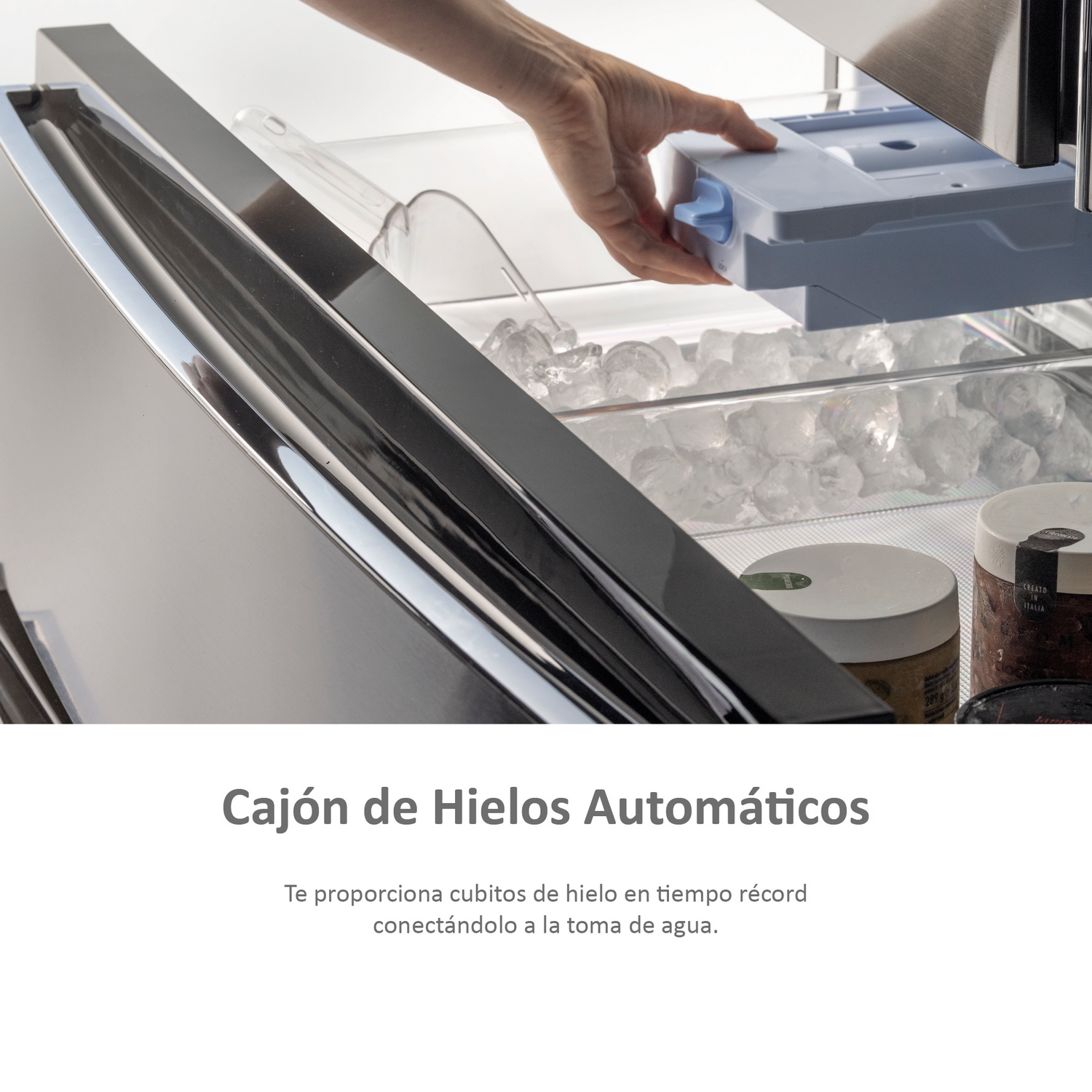 Máquina de hielo del refrigerador, con una mano agregando una cubeta de hielo.