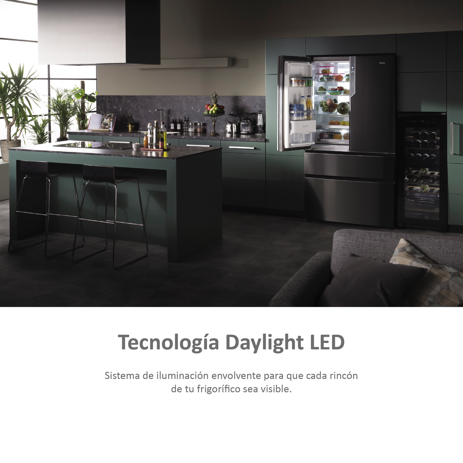Cocina moderna con gabinetes verde oscuro, refrigerador negro abierto. Tecnología LED Daylight anunciada con texto.