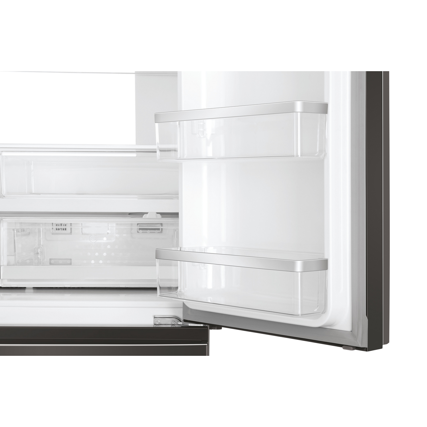 Interior de un refrigerador con puerta abierta, estantes y cajones transparentes.