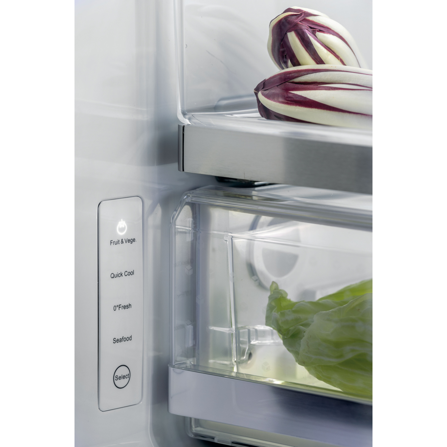Primer plano del interior del refrigerador con frutas, verduras y botones de control.
