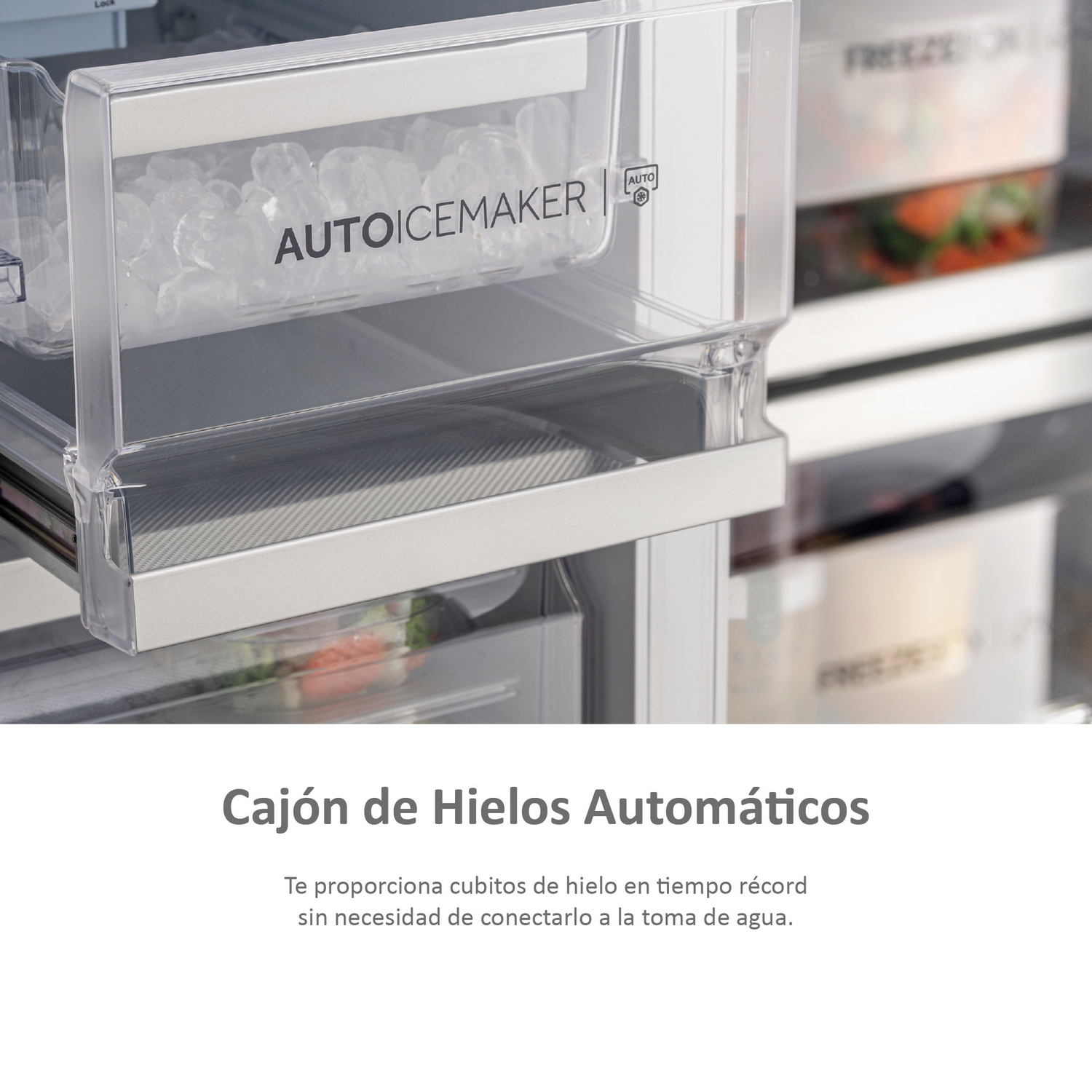 Primer plano del cajón de la máquina de hielo del refrigerador, lleno de cubitos de hielo y texto.