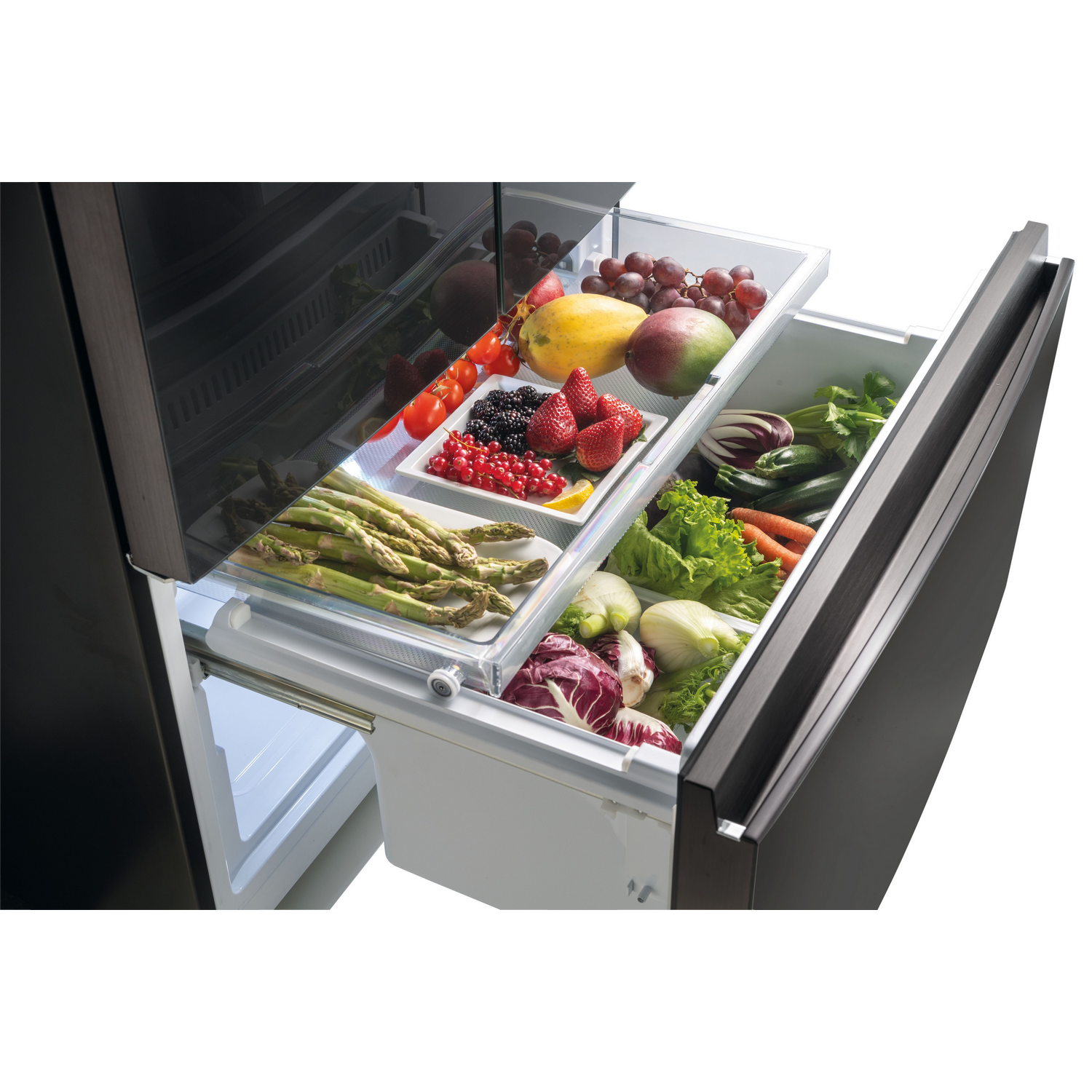 Cajones de refrigerador abiertos llenos de productos frescos: frutas, verduras y hierbas.