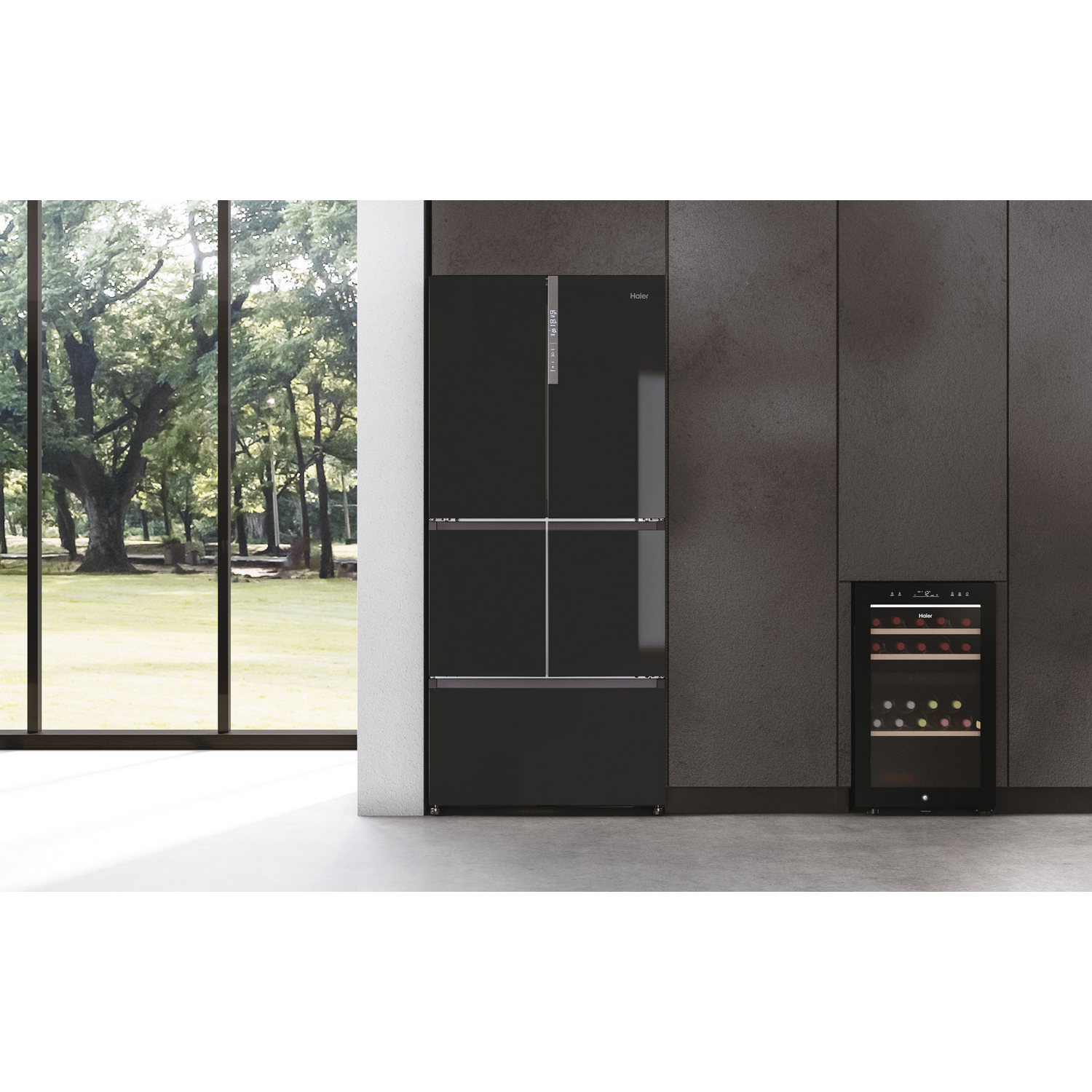 Un refrigerador negro y una vinoteca frente a una ventana grande y una pared oscura.