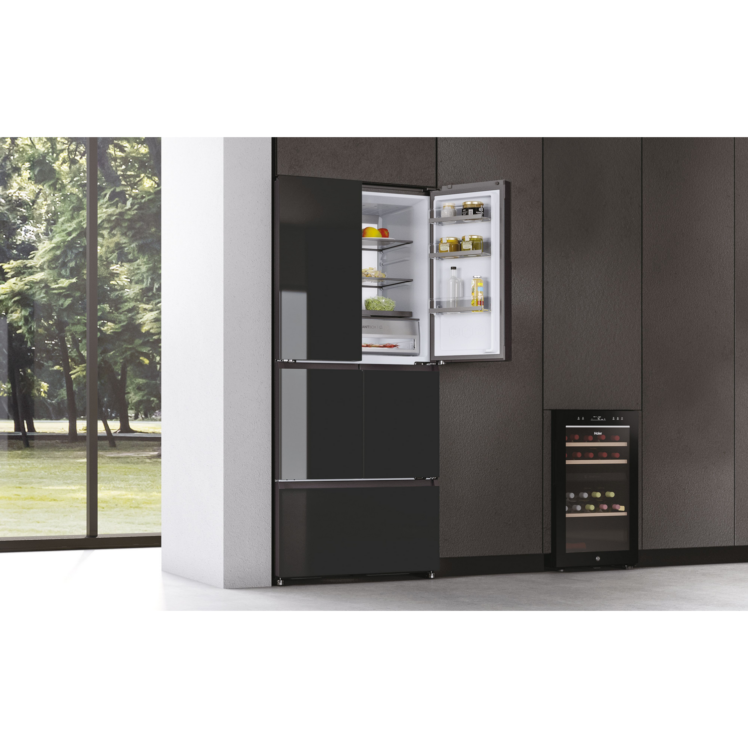 Refrigerador negro con dos secciones abiertas. Un enfriador de vino a la derecha. Una ventana grande a la izquierda.