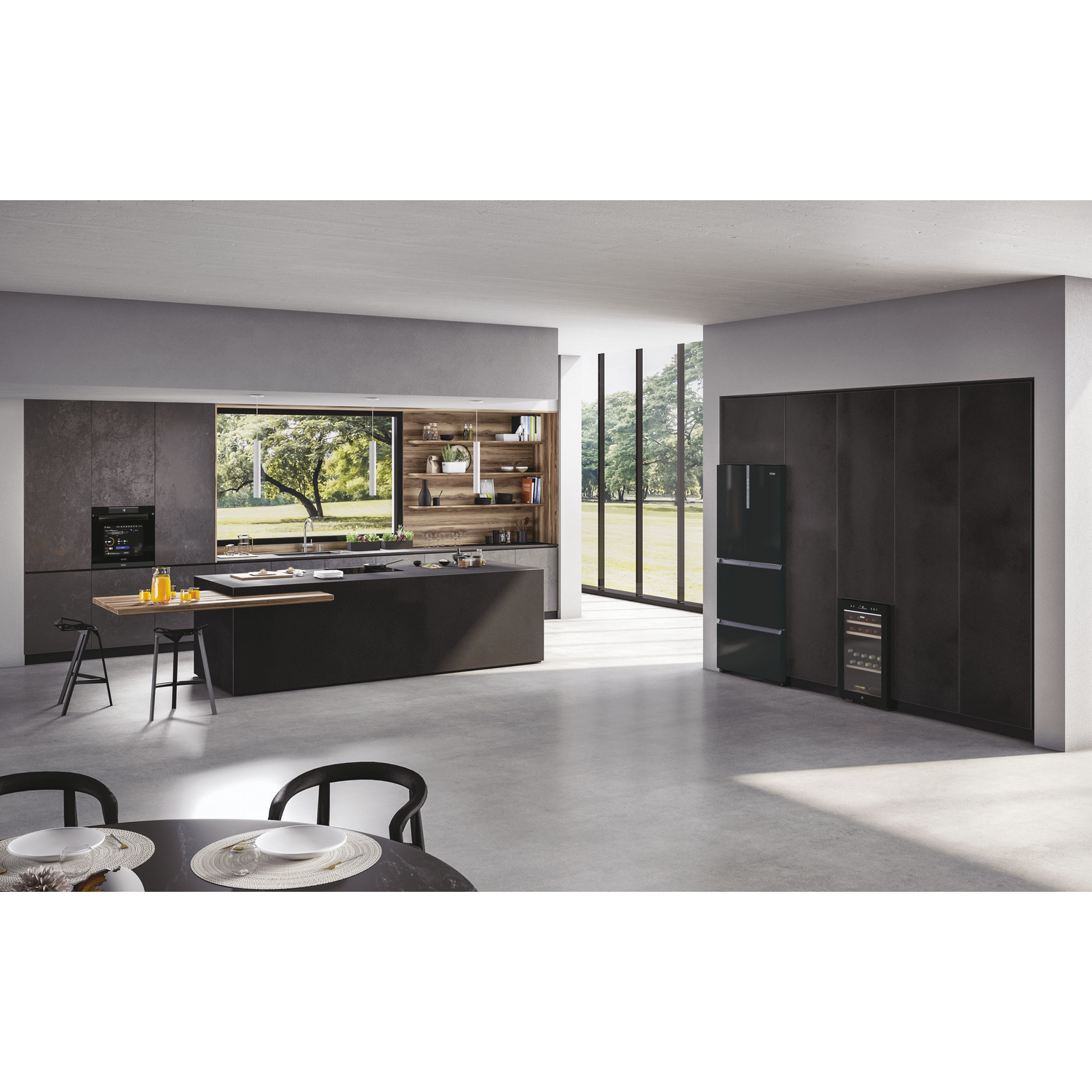 Interior de cocina moderna con gabinetes oscuros, isla y gran ventana con vista a árboles.