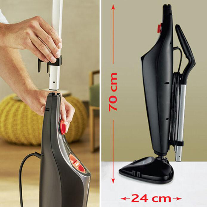 Eine Person montiert einen schwarzen Dampfreiniger. Abmessungen: 70 cm hoch und 24 cm breit.
