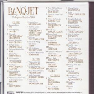 CD-Booklet mit einer Liste von Songs und Künstlern auf weißem Hintergrund.