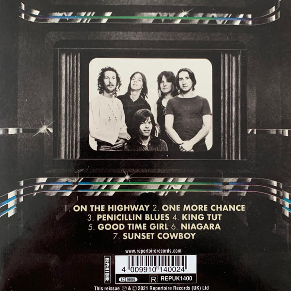 Albumcover mit Bandfoto in einem Fernseher. Text unter dem Bild. Schwarzer Hintergrund.