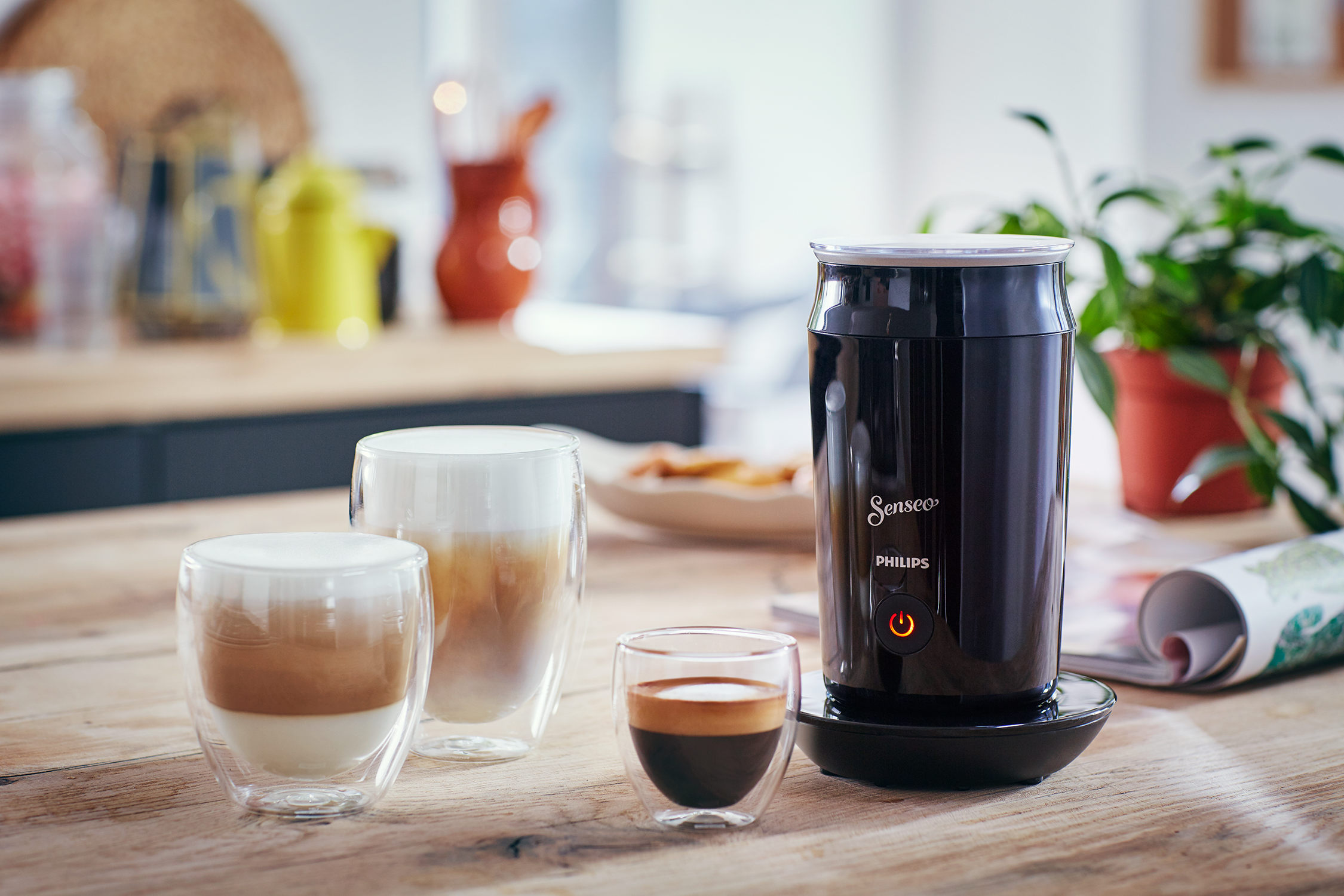 Koffiezetapparaat, glazen met latte, espresso en decoraties.