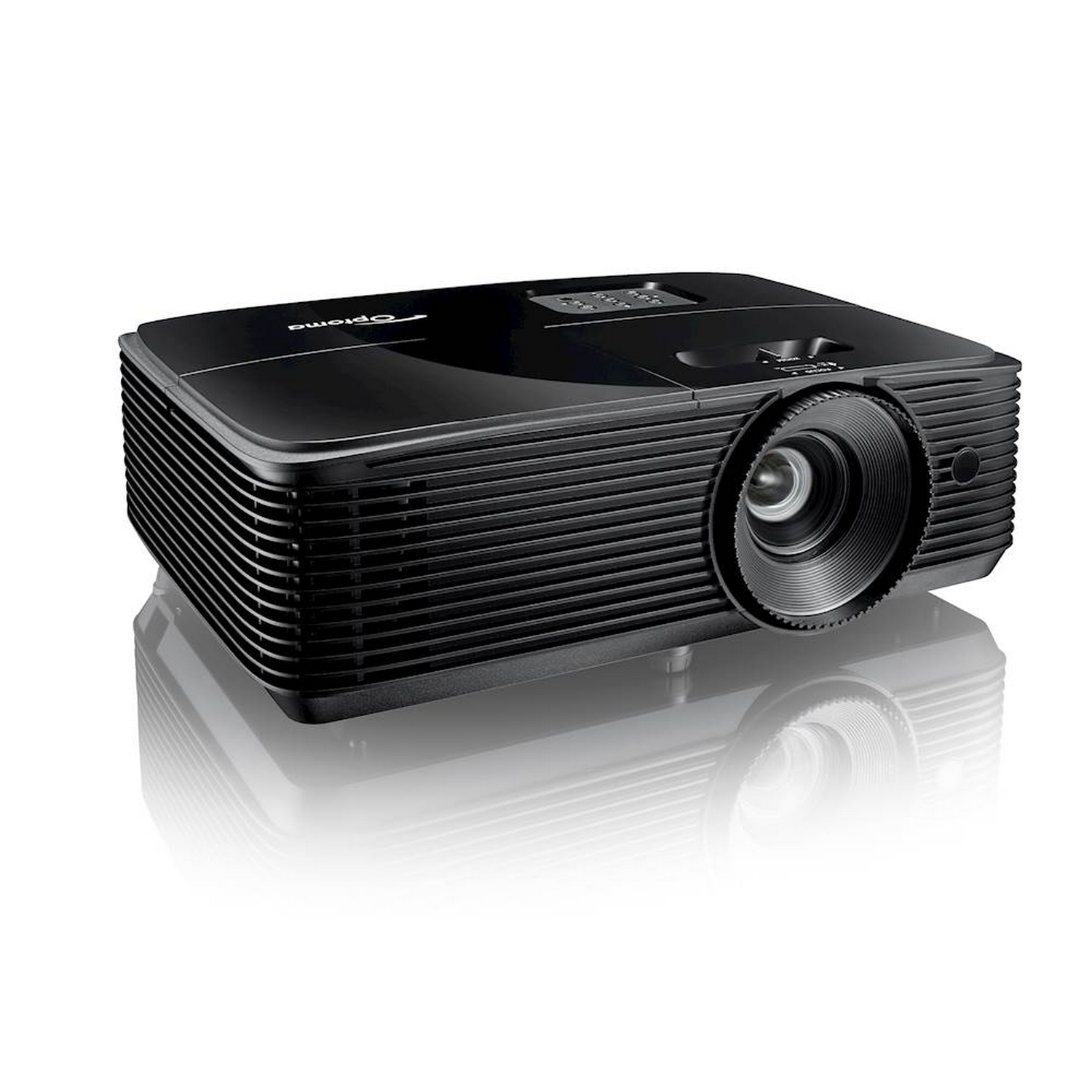 Un proyector Optoma negro. Tiene una lente en la parte delantera y una superficie reflectante debajo. Está sobre una superficie blanca.