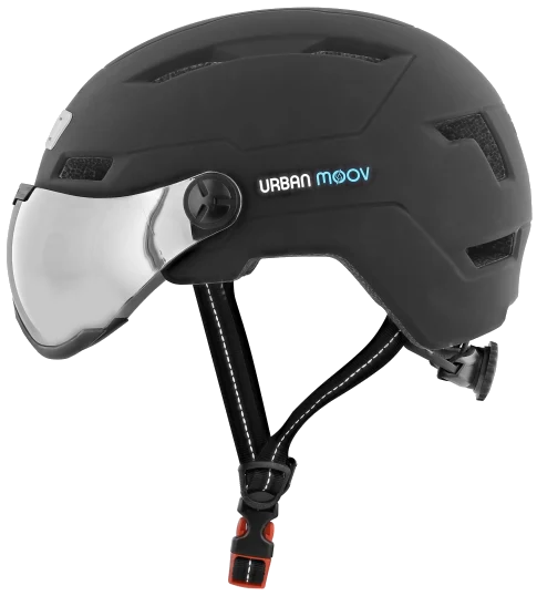 Casque noir avec visière, vue latérale. Marque 'Urban Moov' visible. Sangles noires.