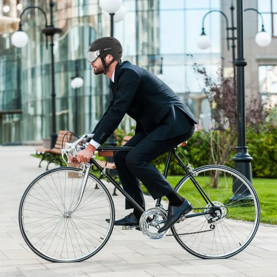 Un homme faisant du vélo avec un casque.