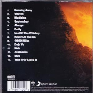 CD-Cover mit Titelliste und Albumtitel. Es hat einen dunklen Hintergrund mit Text in Weiß.