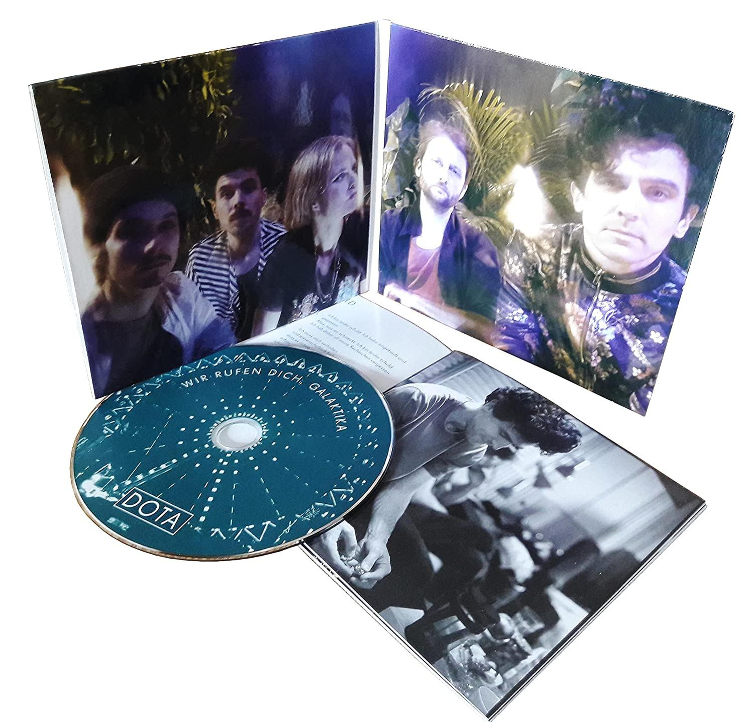 Eine CD und ein Booklet mit Bandfotos und Text auf einer weißen Oberfläche.