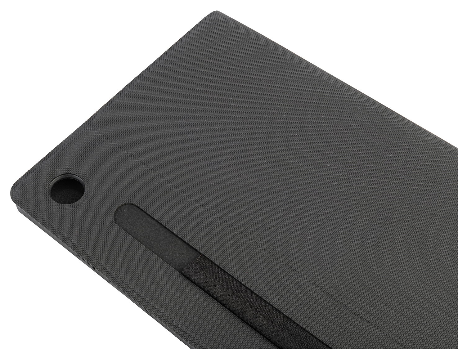 Eine dunkelgraue Tablet-Hülle mit einem Schlitz für einen Stift. Weißer Hintergrund.