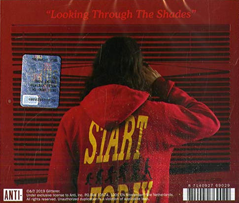Rückseite einer Person mit rotem Kapuzenpullover mit gelbem Aufdruck 'START TODAY'. CD-Hülle mit Text.