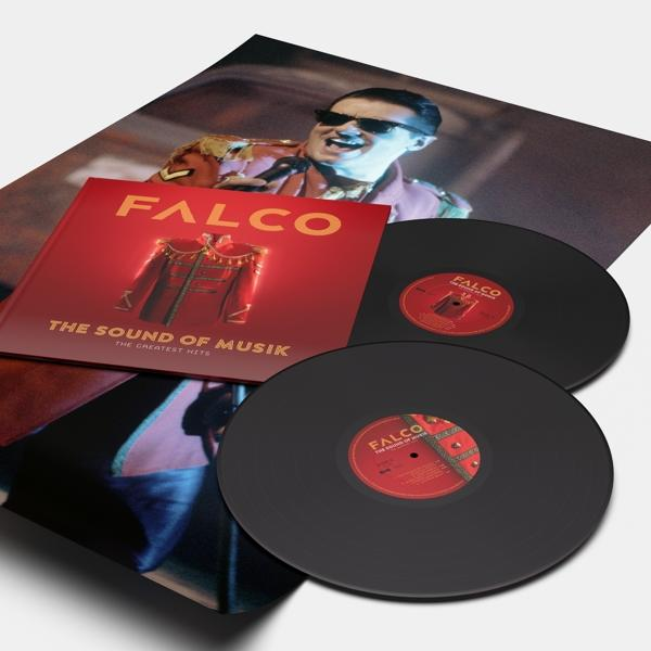 Albumcover: rotes Falco-Album, zwei schwarze Schallplatten, und ein Bühnenbild im Hintergrund.