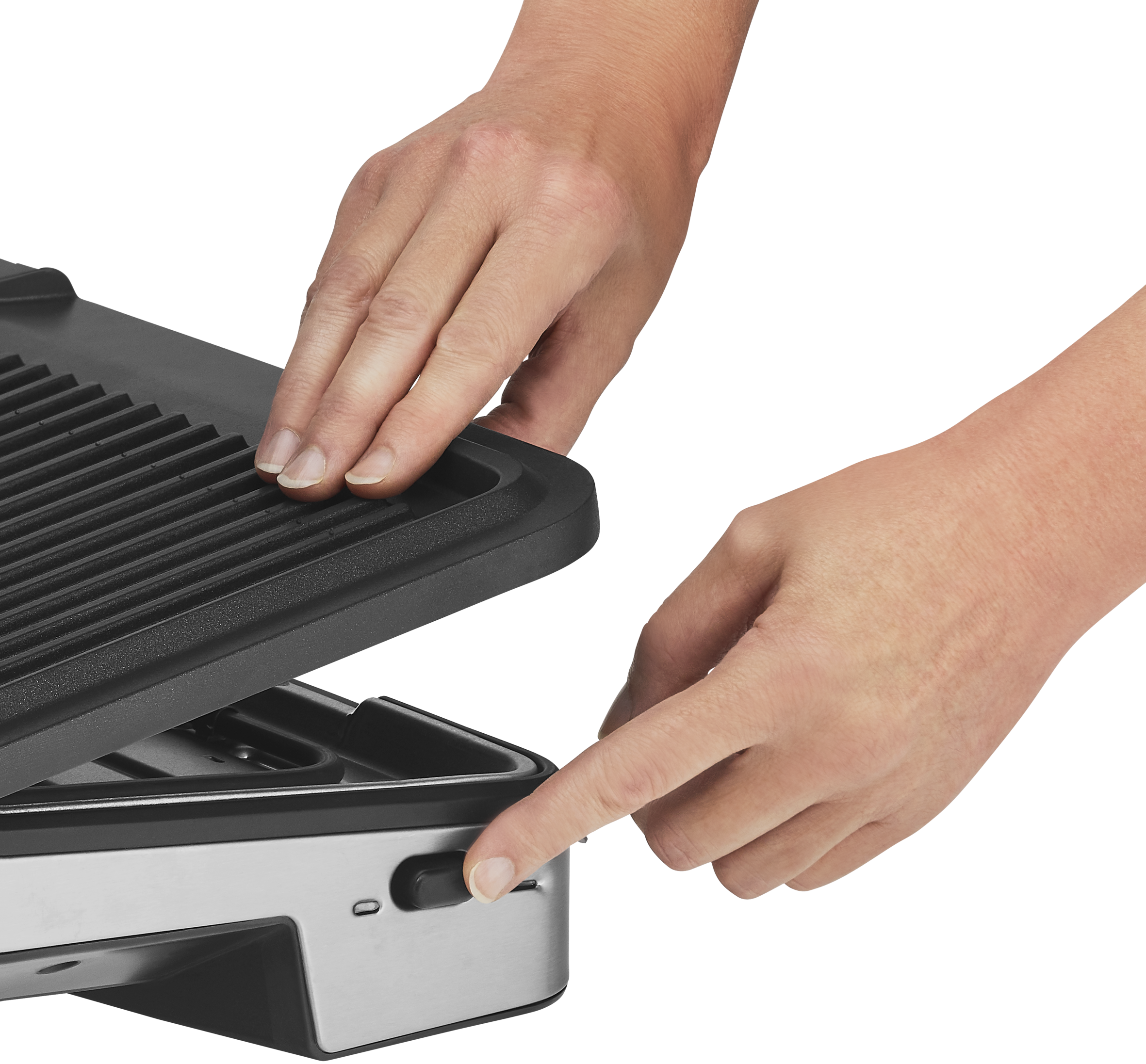 Hände bedienen einen Grill. Eine Hand auf dem Deckel, die andere am Netzschalter, schwarzer Hintergrund.