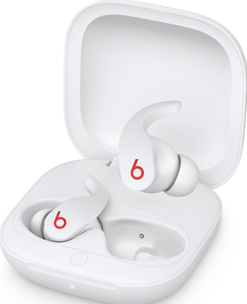 Weiße Beats-Ohrhörer in einem offenen weißen Ladeetui, rotes 'b' Logo auf jedem Ohrhörer.