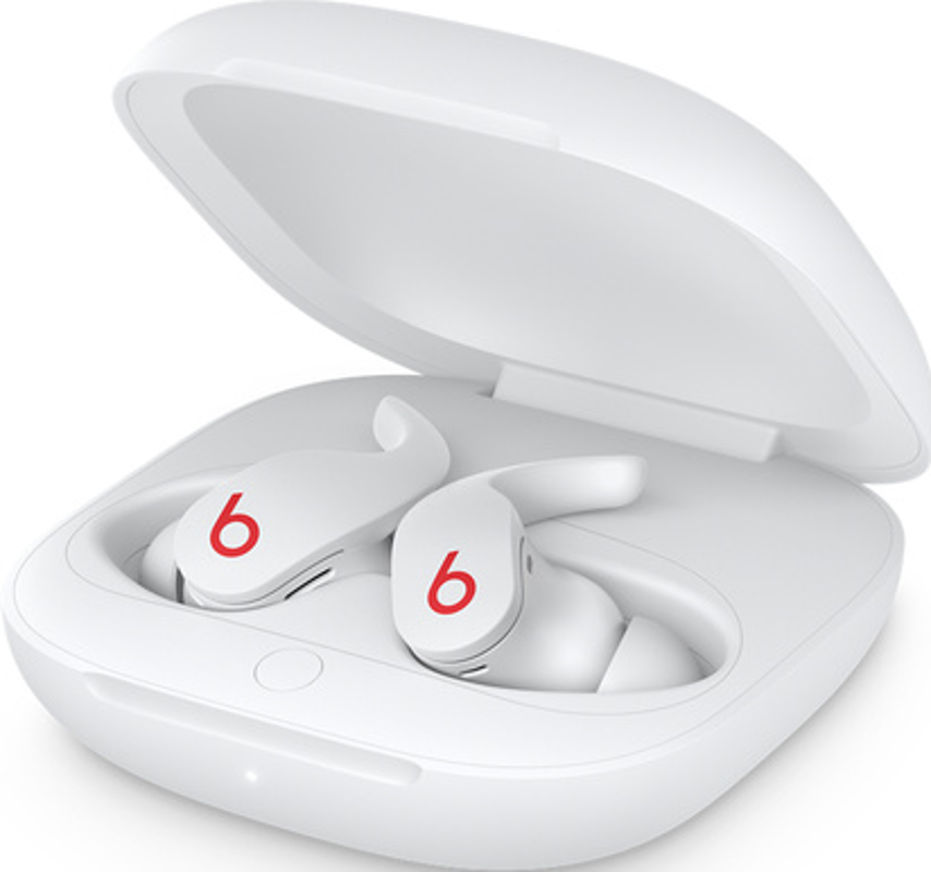 Weiße Beats Fit Pro Ohrhörer in geöffnetem weißen Etui, mit roten 'b' Logos auf den Knospen.