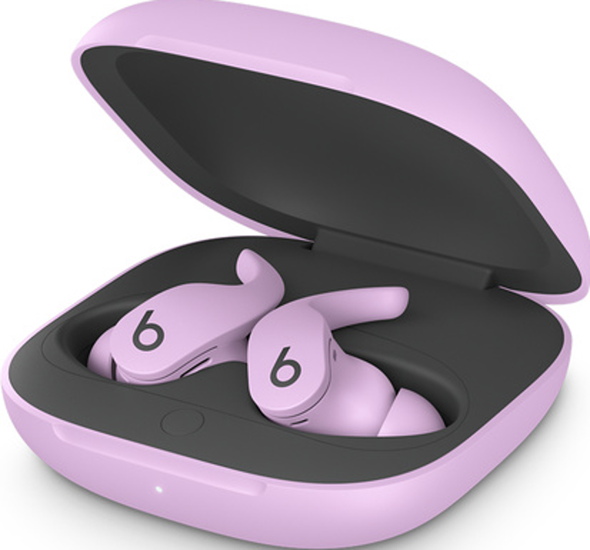 Ein Paar rosa Beats-Ohrhörer in einem offenen rosa Ladecase auf weißem Untergrund.