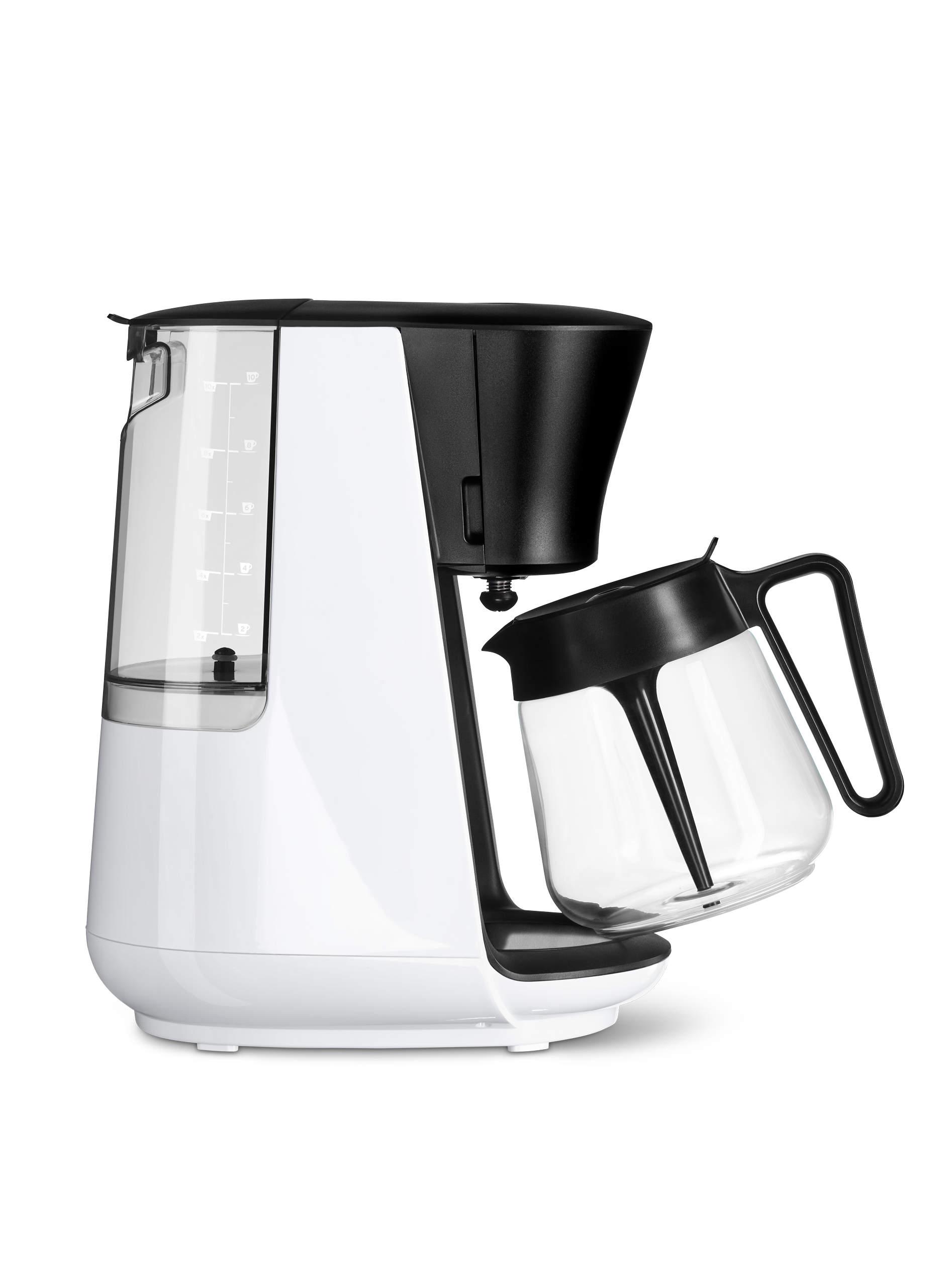 Cam sürahi ile beyaz ve siyah bir kahve makinesi.