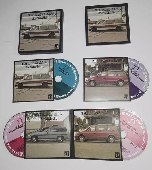 A The Black Keys El Camino című albumának CD-i, a borítón egy furgonnal.