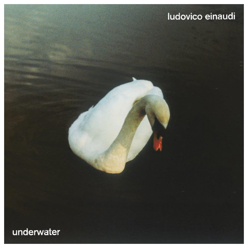 Egy fehér hattyú, ívelt nyakkal, sötét vízben úszik. Látható az 'Underwater' albumcím és a művész neve.