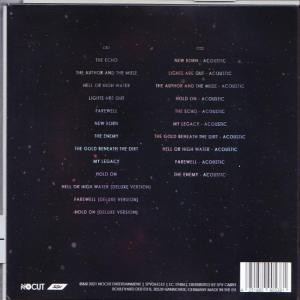 Rückseite einer CD-Hülle. Schwarzer Hintergrund mit weißem Text, der Songtitel auflistet.