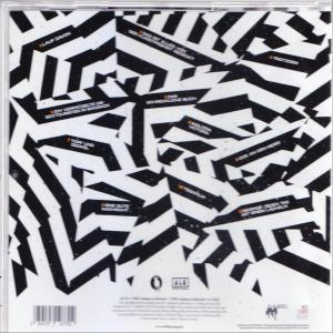 Ein CD-Cover mit einem schwarz-weißen geometrischen Design. Es hat Text und einen Barcode. Weißer Hintergrund.
