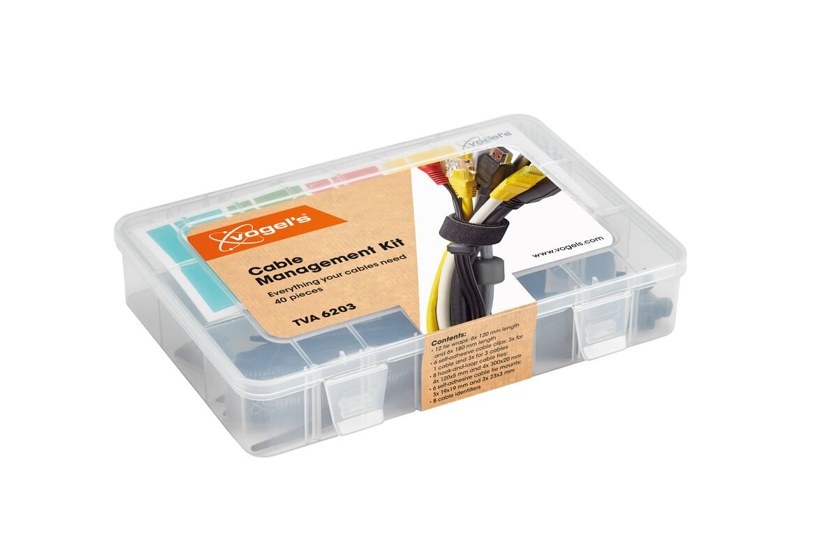 Een doorzichtige plastic doos met een kabelmanagementkit met kabels en accessoires.