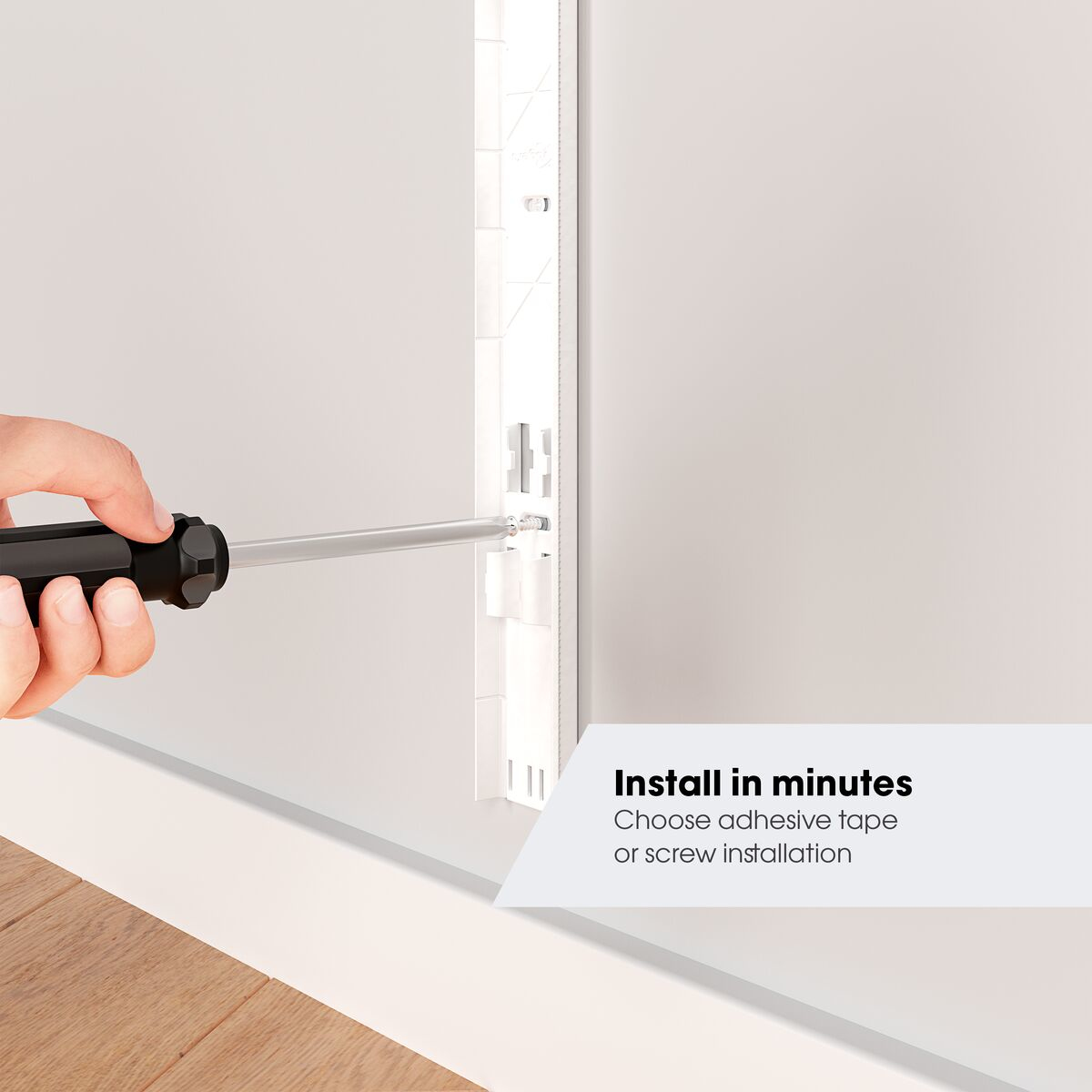 Une main utilisant un tournevis pour installer quelque chose. Texte : Installer en quelques minutes. Ruban adhésif ou vis.