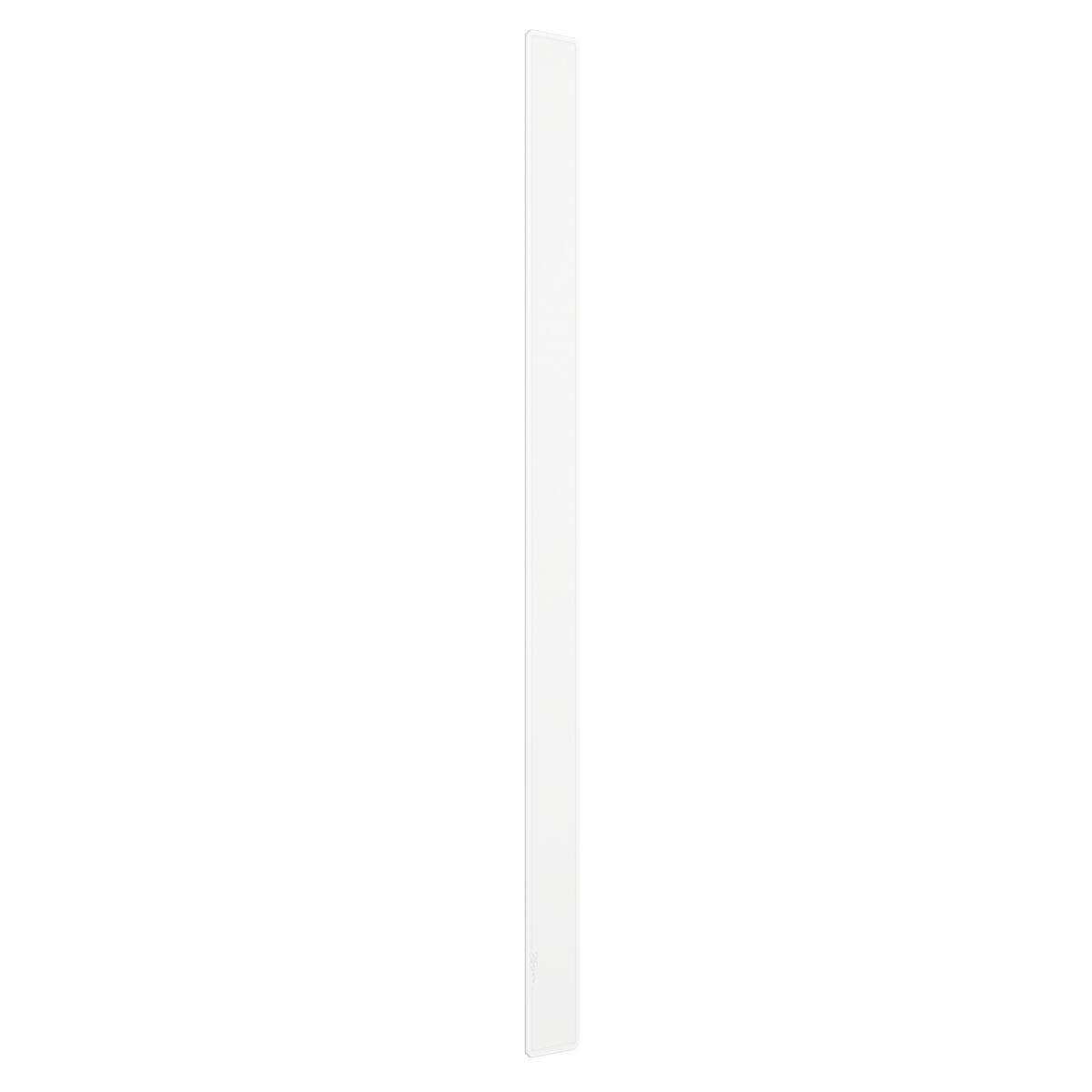 Un fin panneau rectangulaire blanc est vu verticalement sur un fond blanc.