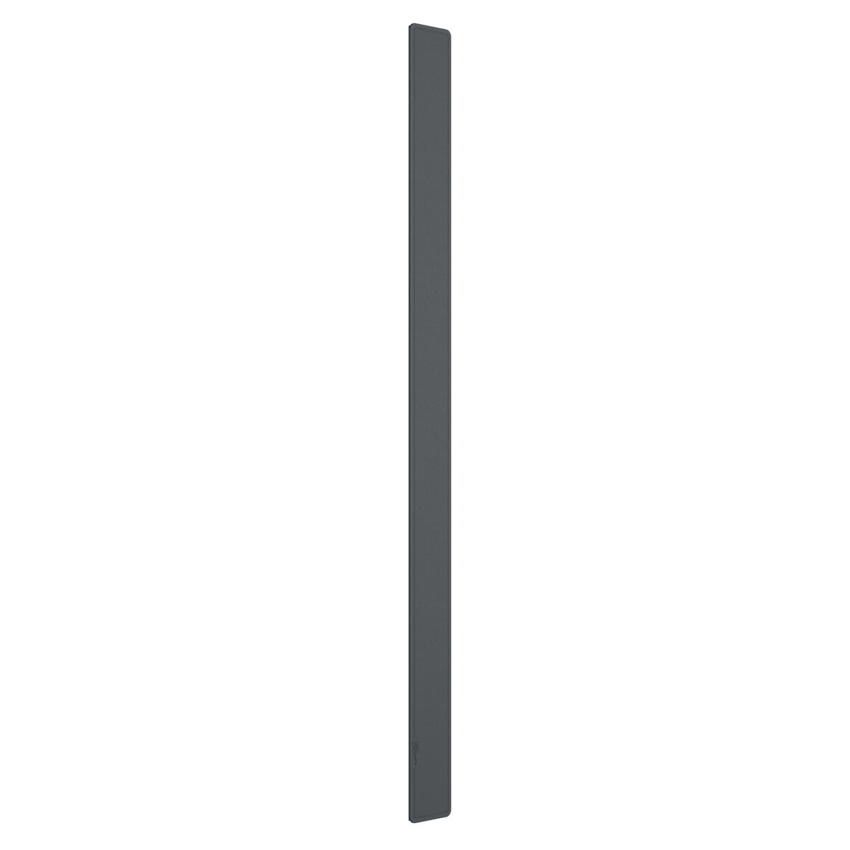 Objet gris, long et fin. Fond blanc. Ligne droite.