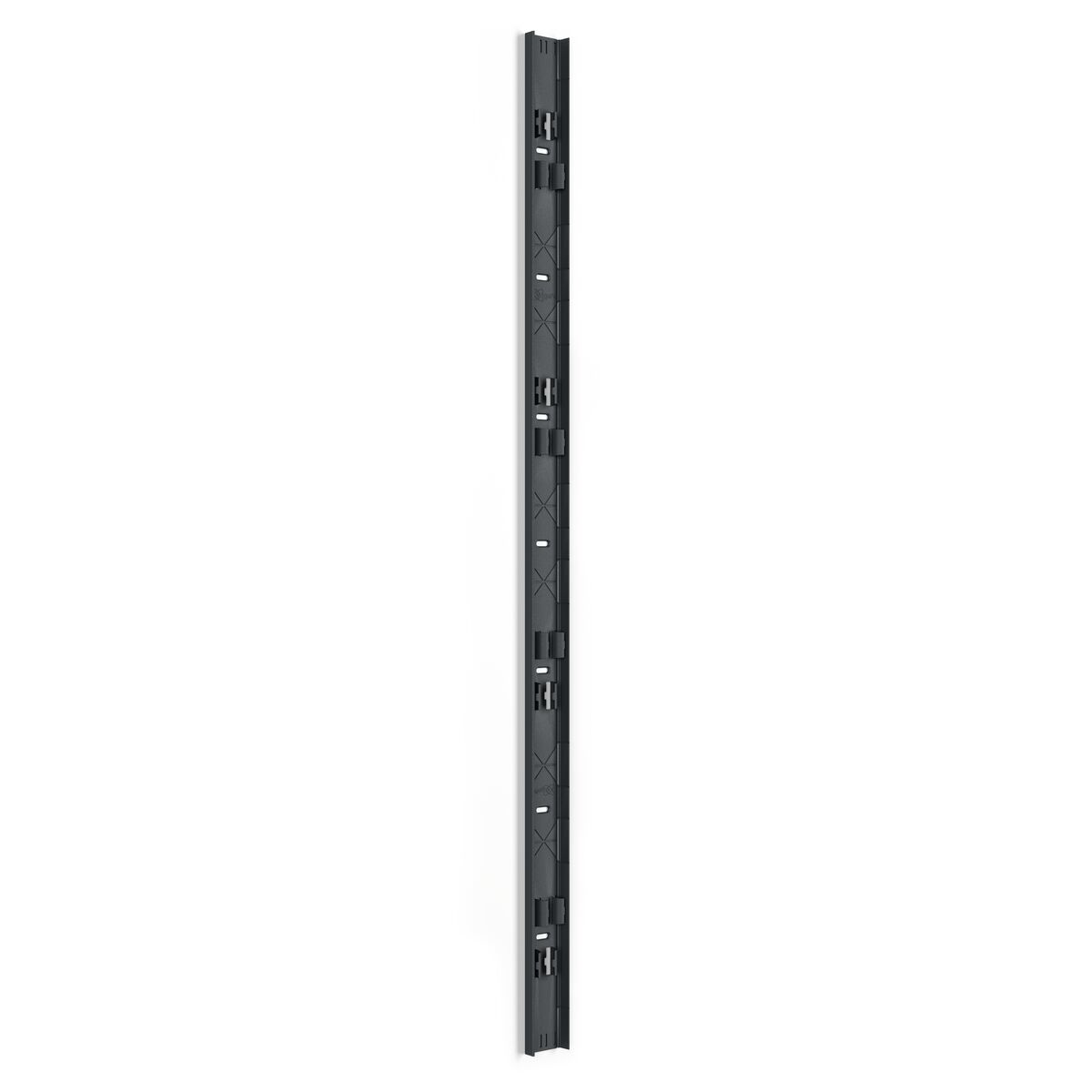 Chenal vertical en plastique noir avec diverses fentes et trous, sur fond blanc, debout.