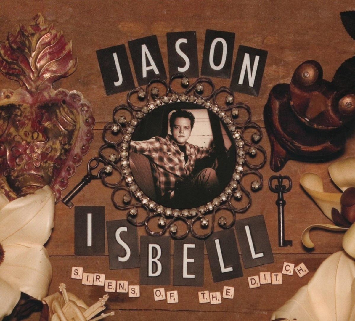 Albumcover: Jason Isbell. Foto in einem Rahmen, umgeben von Schlüsseln und anderen Objekten. Brauntöne.