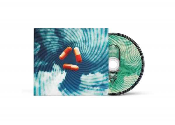 CD-Cover mit Spiraldesign und drei orangenen Pillen. Die CD ist auf der rechten Seite sichtbar.