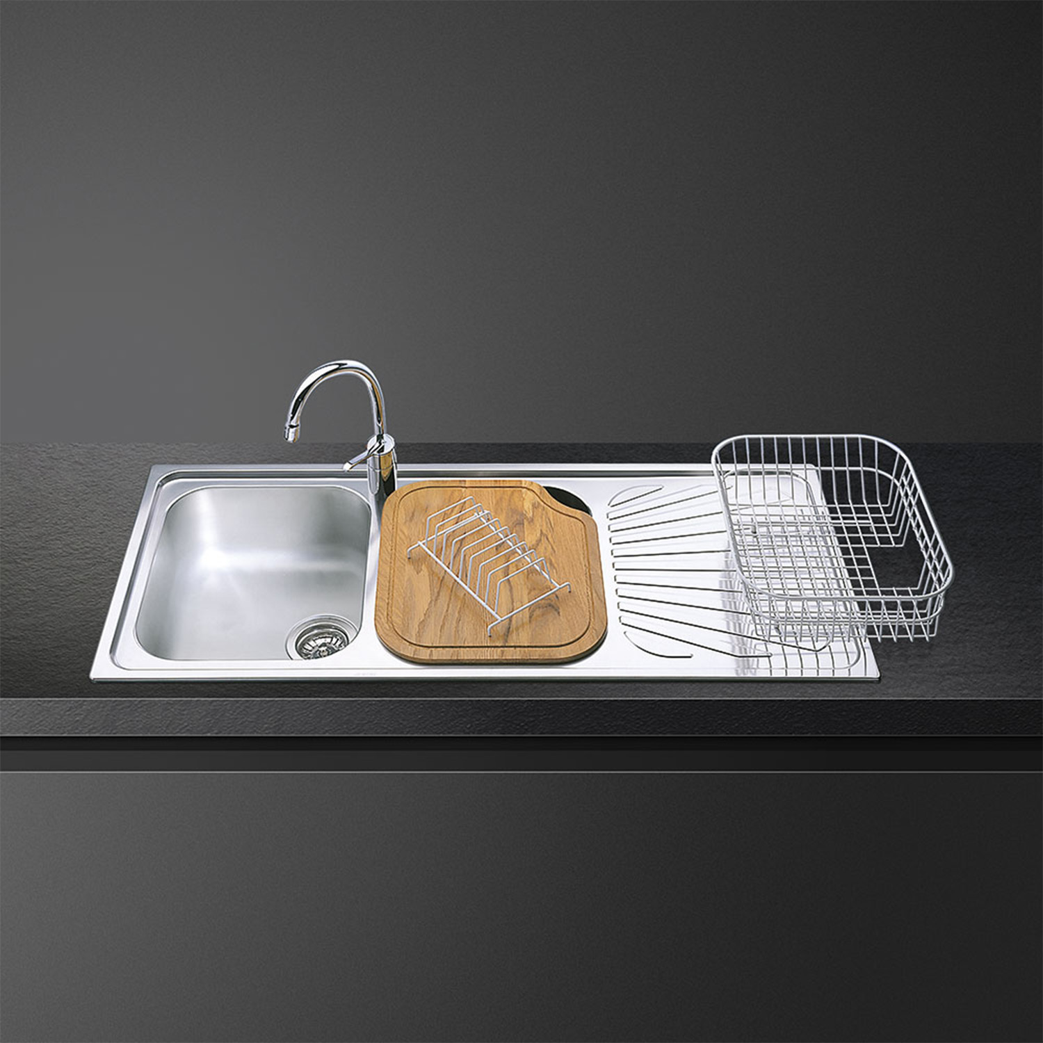 Lavello da cucina in acciaio inox con rubinetto, tagliere in legno e un ripiano.