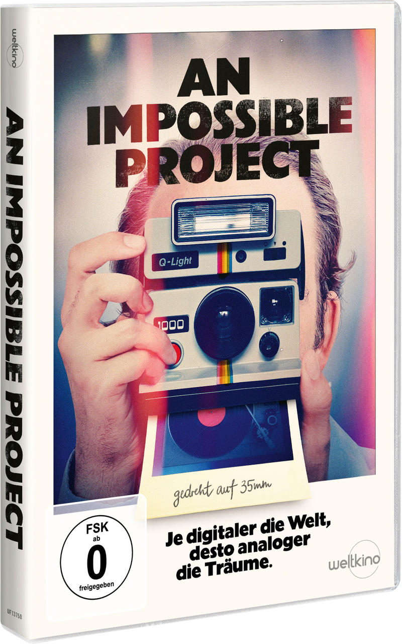 DVD-Cover des Films 'An Impossible Project'. Ein Mann hält eine Vintage-Kamera.