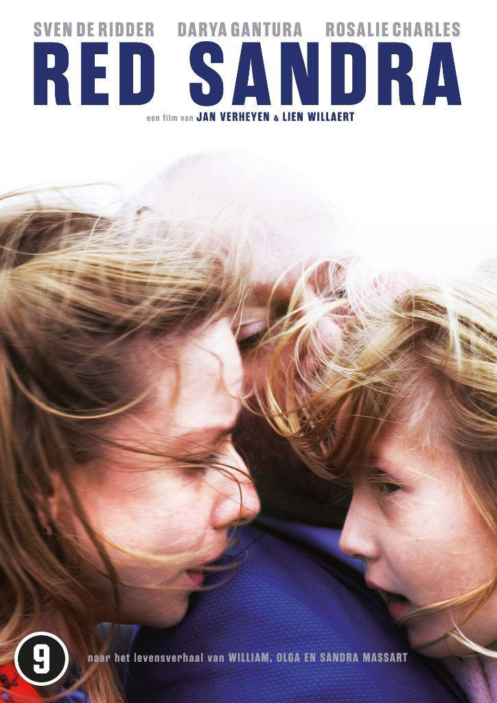 Affiche du film 'Red Sandra'. Comprend trois personnes, deux femmes et un homme, et le titre du film.