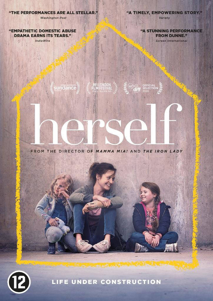 Couverture DVD, femme avec deux enfants devant un contour de maison, texte 'herself' et évaluations.