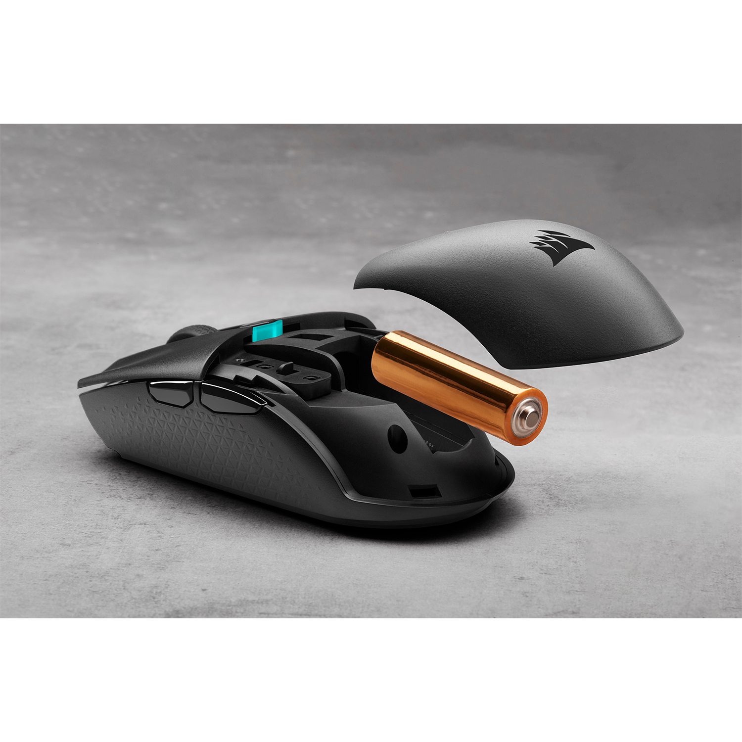 Un mouse per computer nero con uno scomparto aperto che rivela una batteria AA color rame.