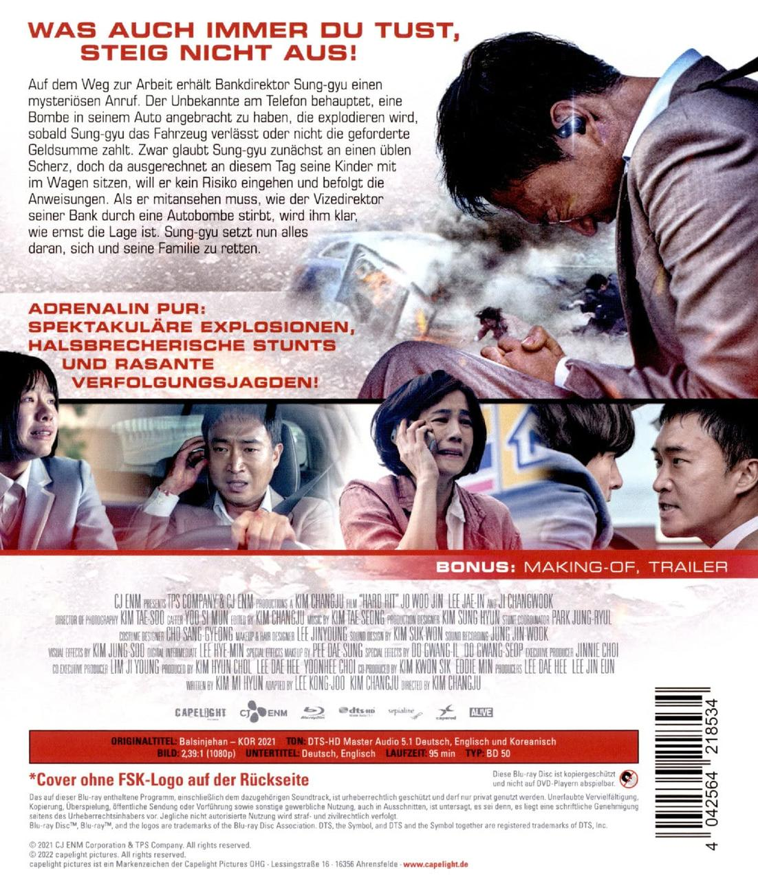 Filmplakat mit Text und Bildern. Menschen in Aktion. Explosionen im Hintergrund.
