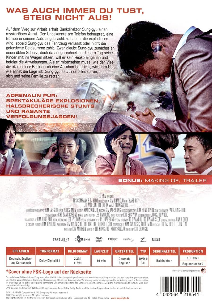 Filmposter. Ein Mann ist vorne, die anderen Leute sind hinten. Der Filmtitel ist auf Deutsch.