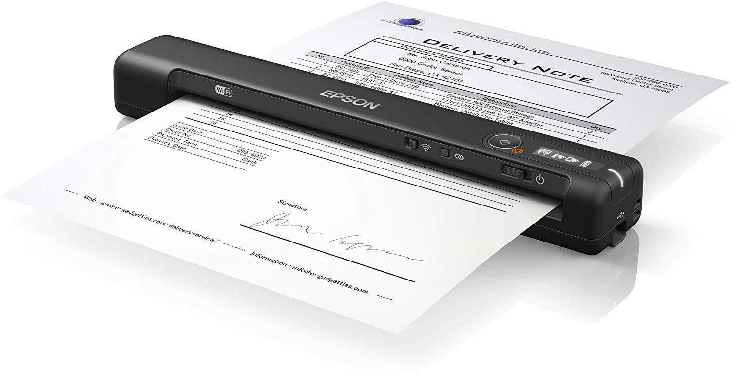 Zwarte draagbare scanner die een document scant. Een document wordt door de scanner gevoerd.