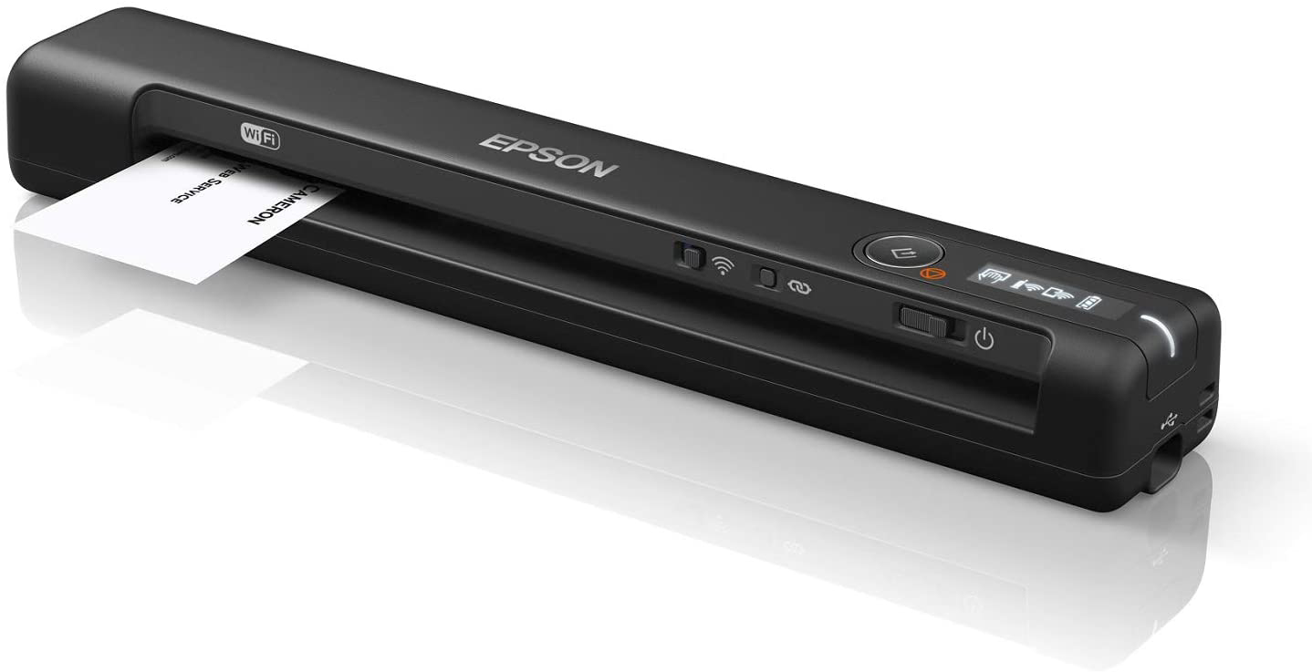 Zwarte Epson scanner met wit papier erin. Epson-logo zichtbaar.