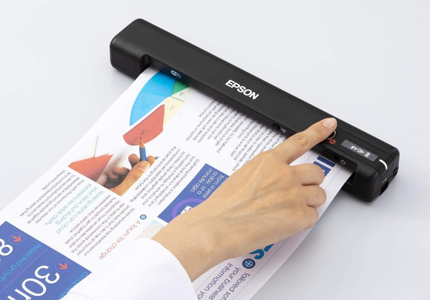 Hand die een zwarte Epson-scanner gebruikt. Het scant een document met tekst en diagrammen.