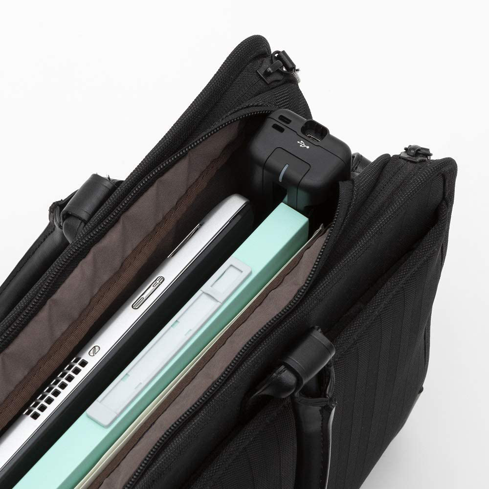 Zwarte aktetas met open rits met een tablet, telefoon en andere items.